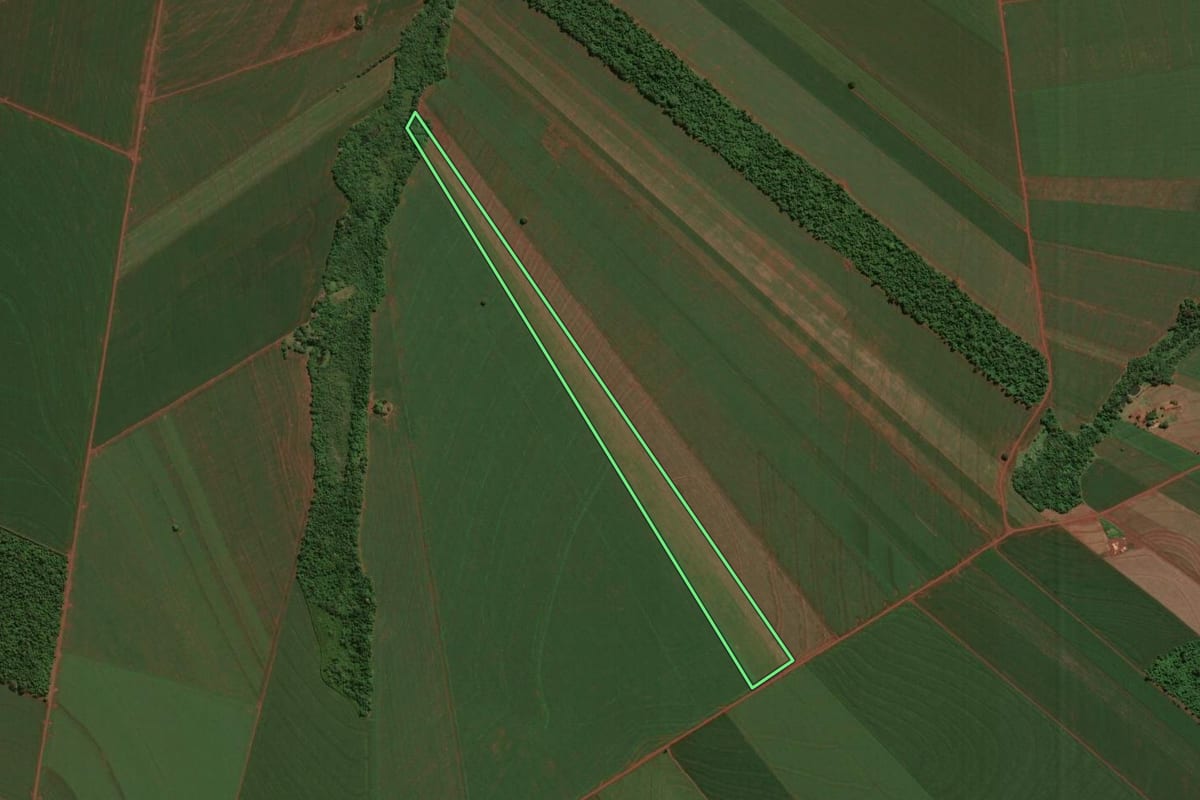Imagem de satélite do imóvel rural em Assis Chateaubriand (PR), com o contorno declarado no CAR desenhado por cima.