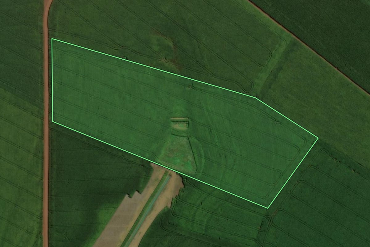 Imagem de satélite do imóvel rural em Assis Chateaubriand (PR), com o contorno declarado no CAR desenhado por cima.
