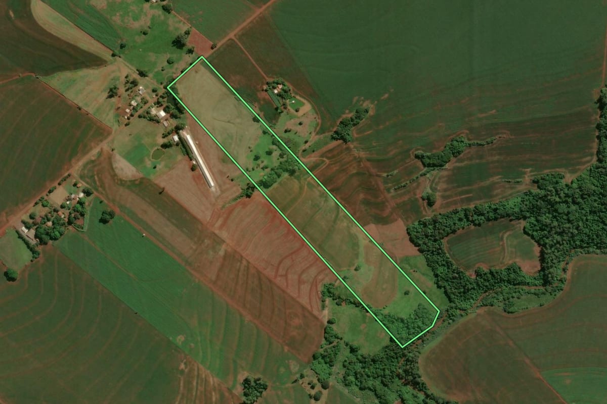Imagem de satélite do imóvel rural em Assis Chateaubriand (PR), com o contorno declarado no CAR desenhado por cima.