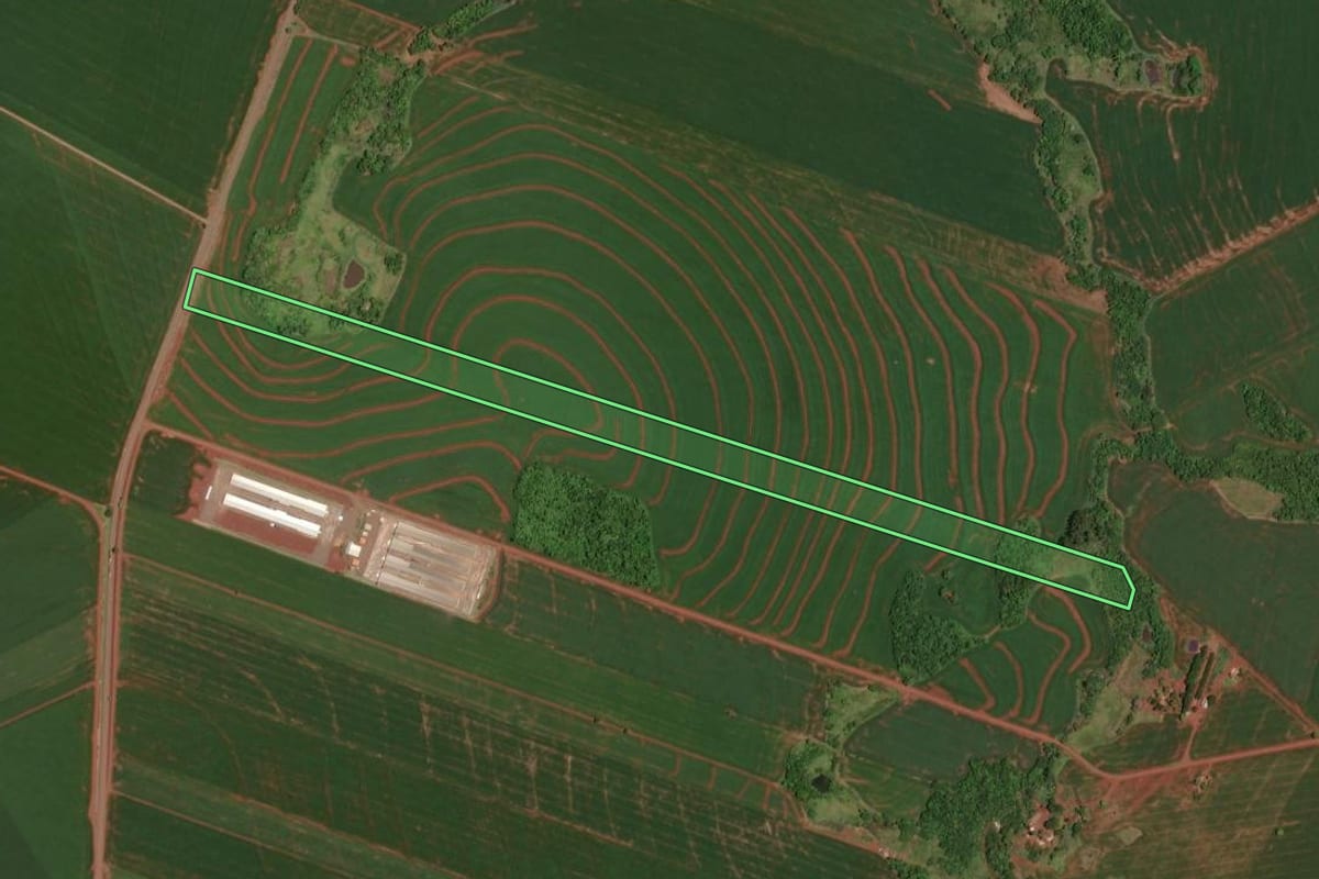Imagem de satélite do imóvel rural em Assis Chateaubriand (PR), com o contorno declarado no CAR desenhado por cima.