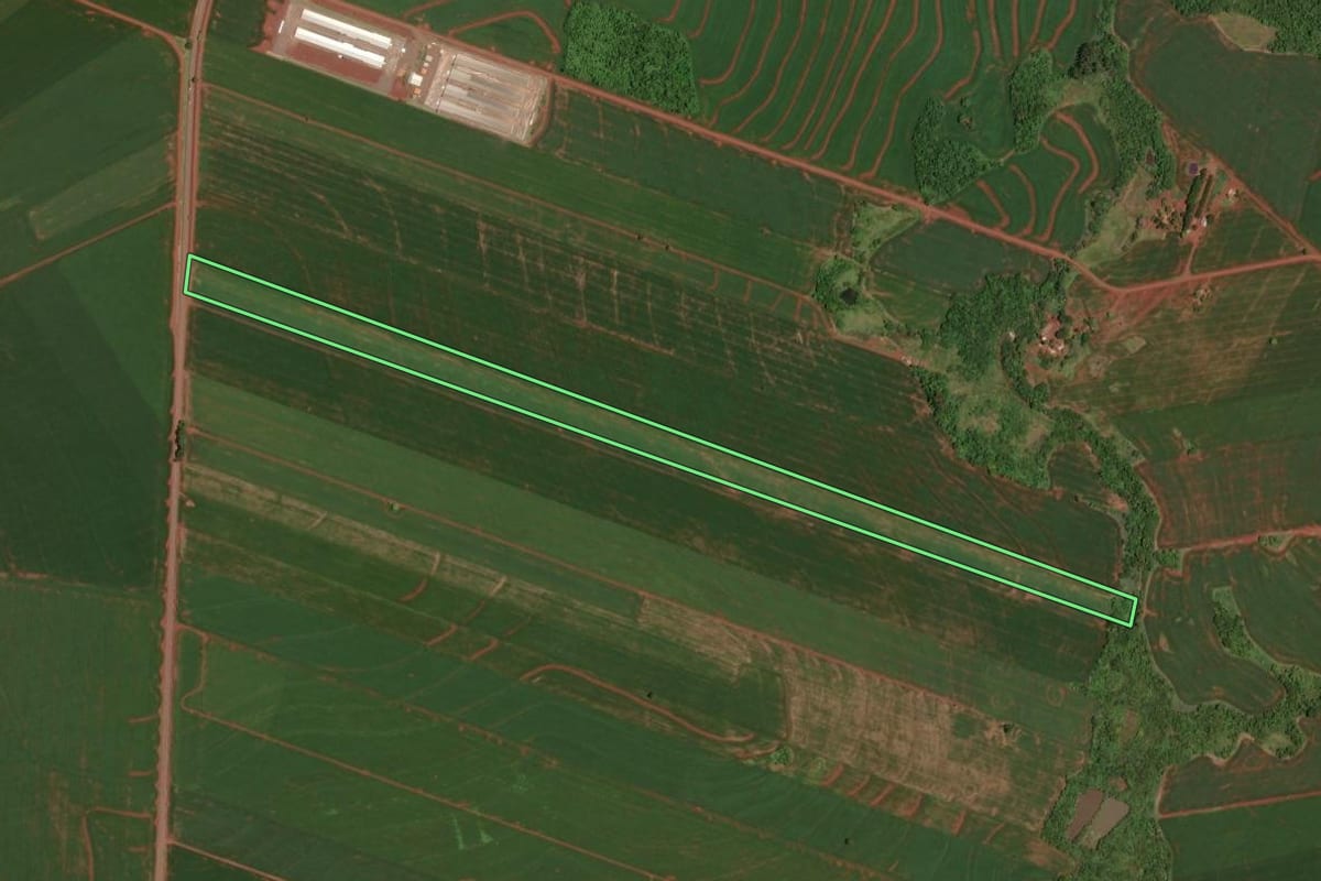 Imagem de satélite do imóvel rural em Assis Chateaubriand (PR), com o contorno declarado no CAR desenhado por cima.