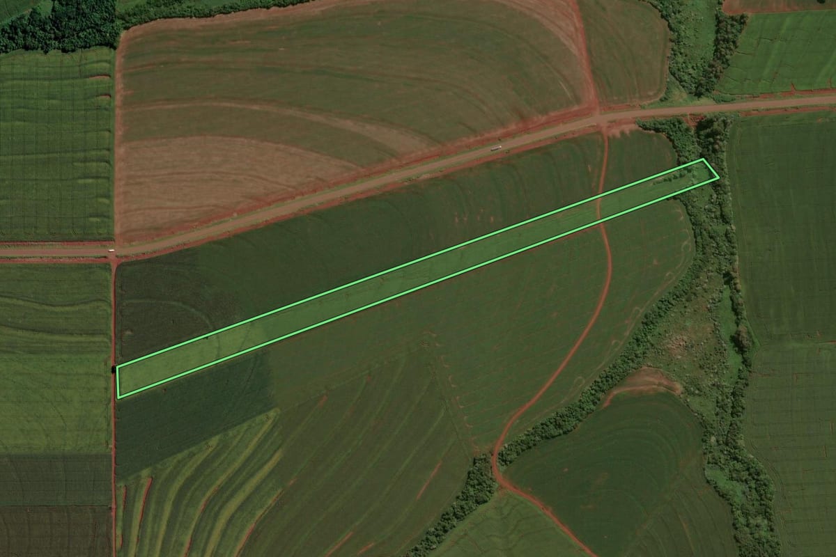 Imagem de satélite do imóvel rural em Assis Chateaubriand (PR), com o contorno declarado no CAR desenhado por cima.