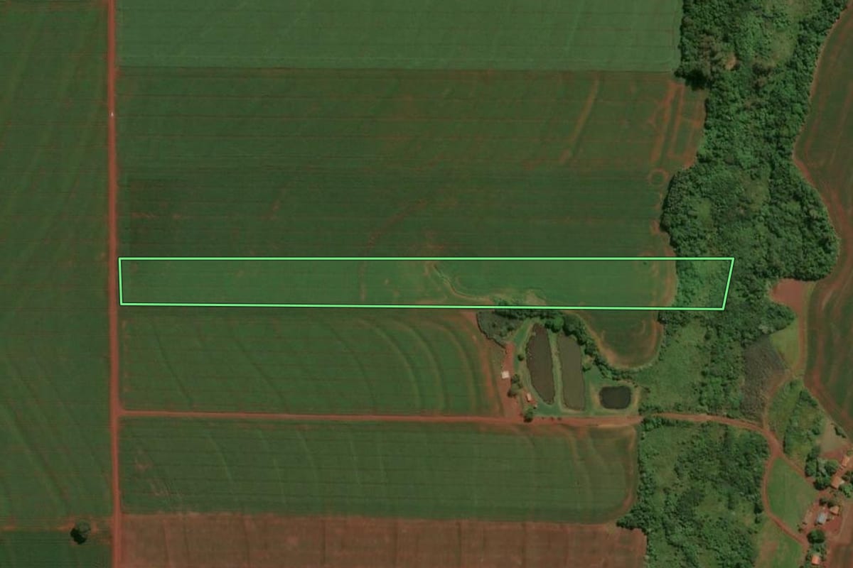 Imagem de satélite do imóvel rural em Assis Chateaubriand (PR), com o contorno declarado no CAR desenhado por cima.