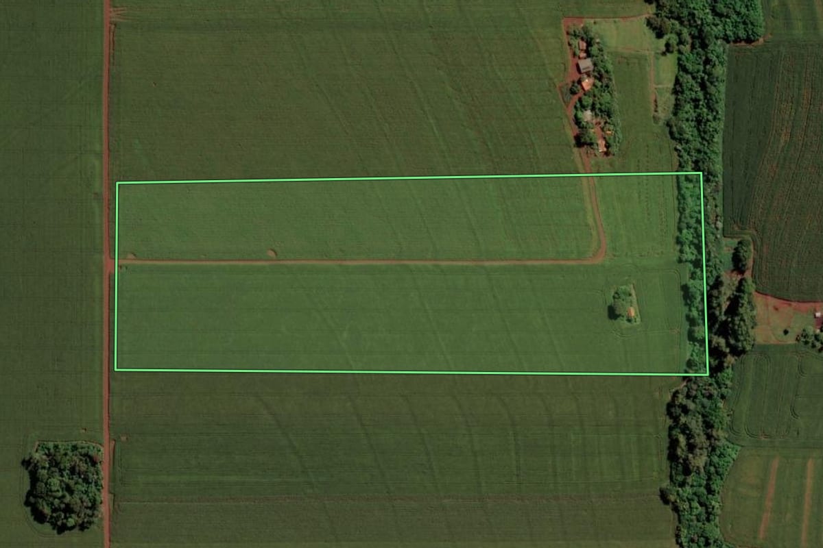 Imagem de satélite do imóvel rural em Assis Chateaubriand (PR), com o contorno declarado no CAR desenhado por cima.