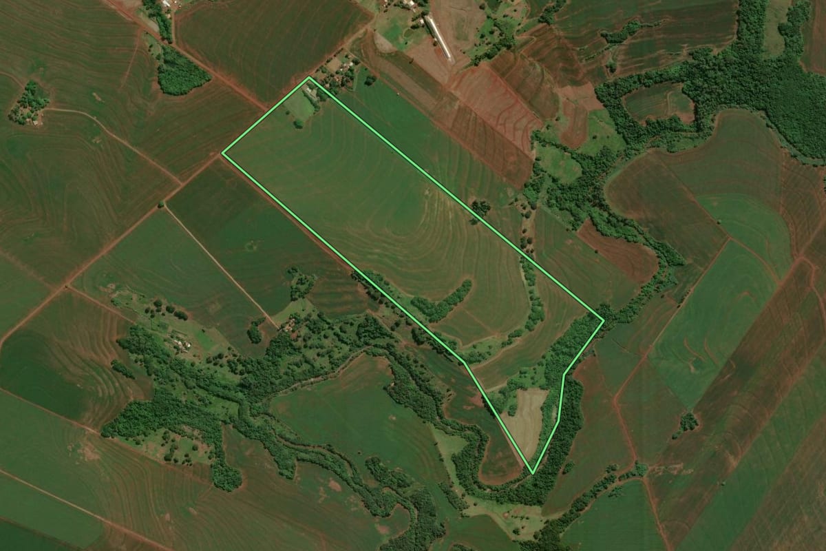 Imagem de satélite do imóvel rural em Assis Chateaubriand (PR), com o contorno declarado no CAR desenhado por cima.