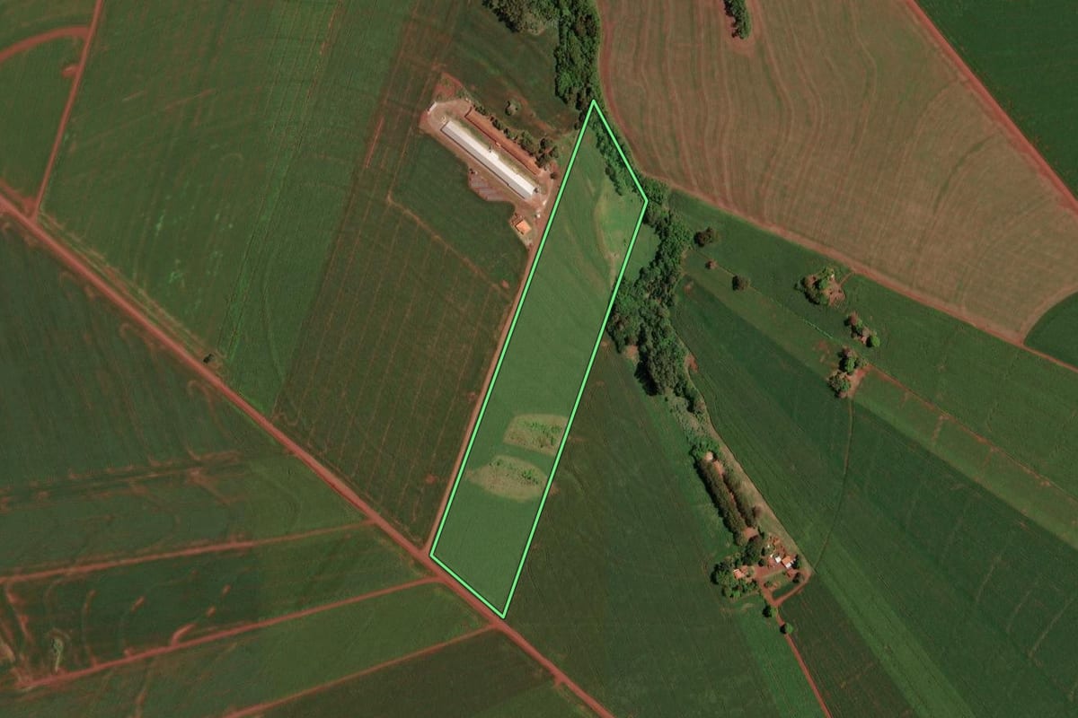 Imagem de satélite do imóvel rural em Assis Chateaubriand (PR), com o contorno declarado no CAR desenhado por cima.