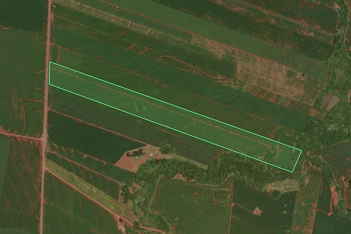 Imagem de satélite do imóvel rural em Assis Chateaubriand (PR), com o contorno declarado no CAR desenhado por cima.