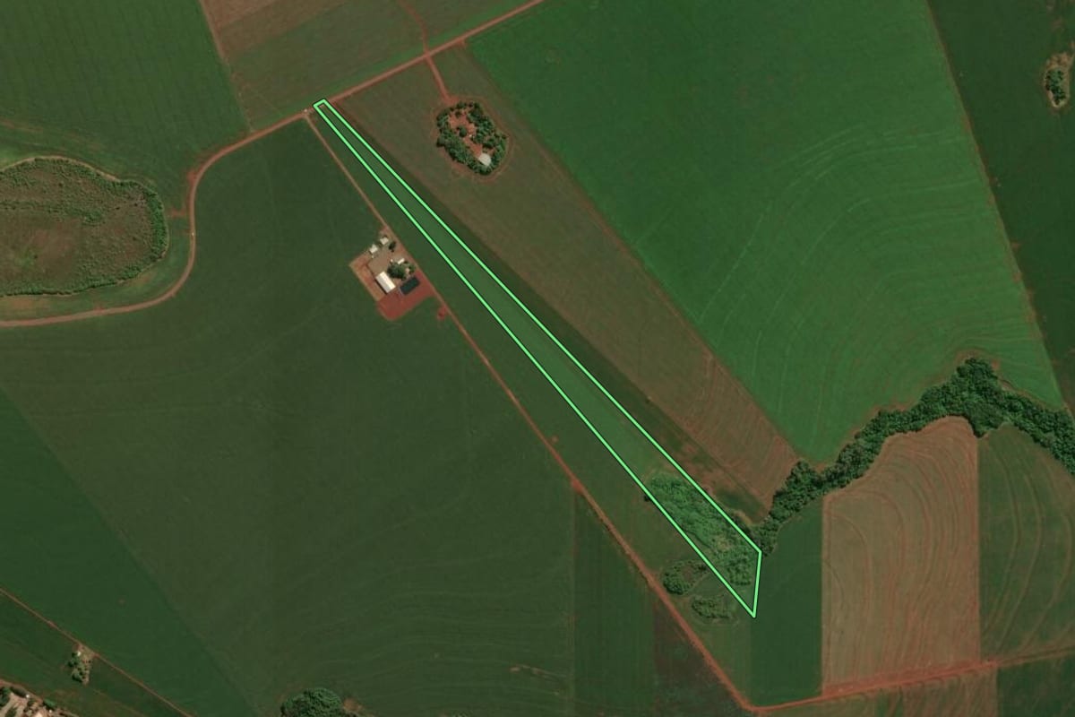 Imagem de satélite do imóvel rural em Assis Chateaubriand (PR), com o contorno declarado no CAR desenhado por cima.