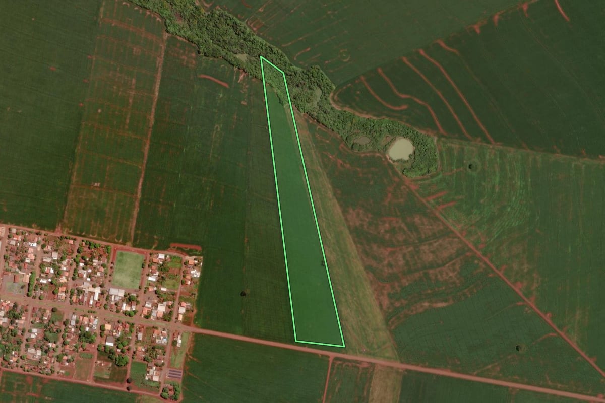 Imagem de satélite do imóvel rural em Assis Chateaubriand (PR), com o contorno declarado no CAR desenhado por cima.