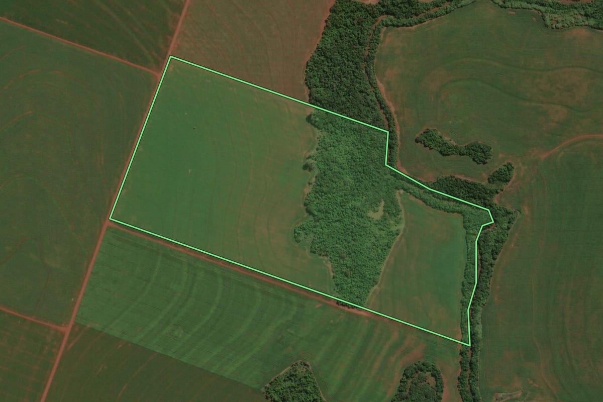 Imagem de satélite do imóvel rural em Assis Chateaubriand (PR), com o contorno declarado no CAR desenhado por cima.