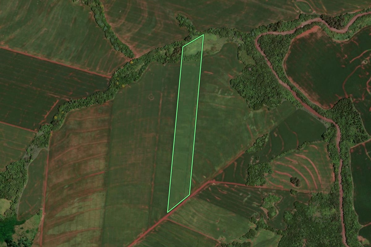 Imagem de satélite do imóvel rural em Assis Chateaubriand (PR), com o contorno declarado no CAR desenhado por cima.
