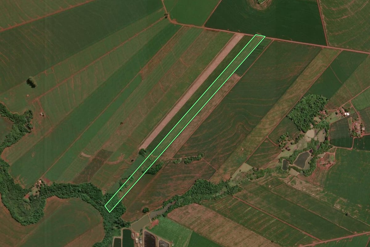 Imagem de satélite do imóvel rural em Assis Chateaubriand (PR), com o contorno declarado no CAR desenhado por cima.