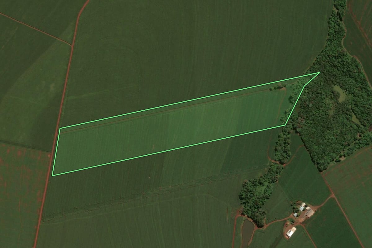 Imagem de satélite do imóvel rural em Assis Chateaubriand (PR), com o contorno declarado no CAR desenhado por cima.