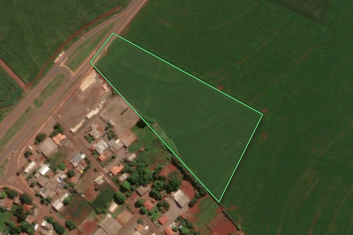 Imagem de satélite do imóvel rural em Assis Chateaubriand (PR), com o contorno declarado no CAR desenhado por cima.