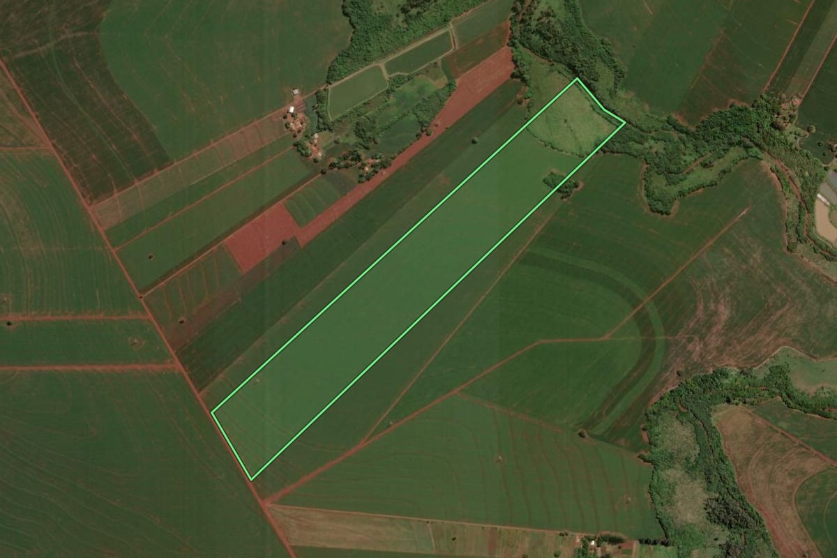 Imagem de satélite do imóvel rural em Assis Chateaubriand (PR), com o contorno declarado no CAR desenhado por cima.