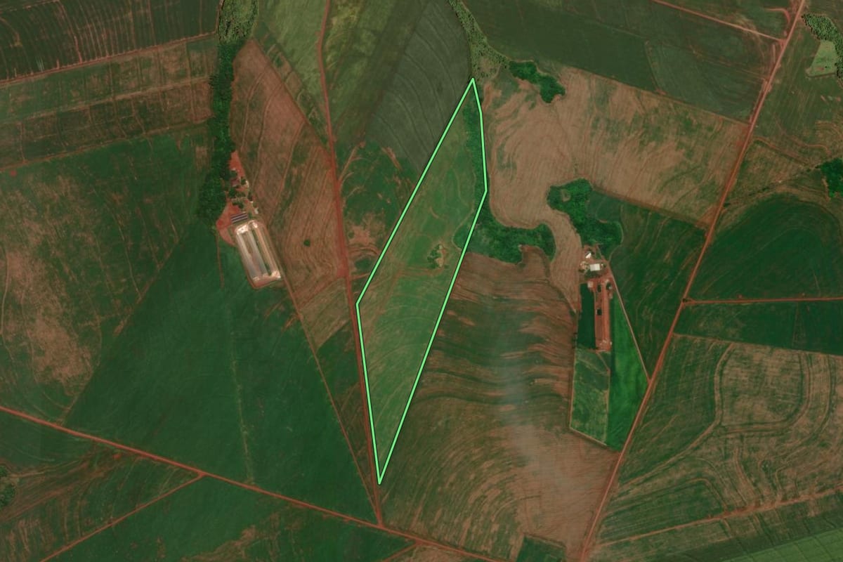 Imagem de satélite do imóvel rural em Assis Chateaubriand (PR), com o contorno declarado no CAR desenhado por cima.