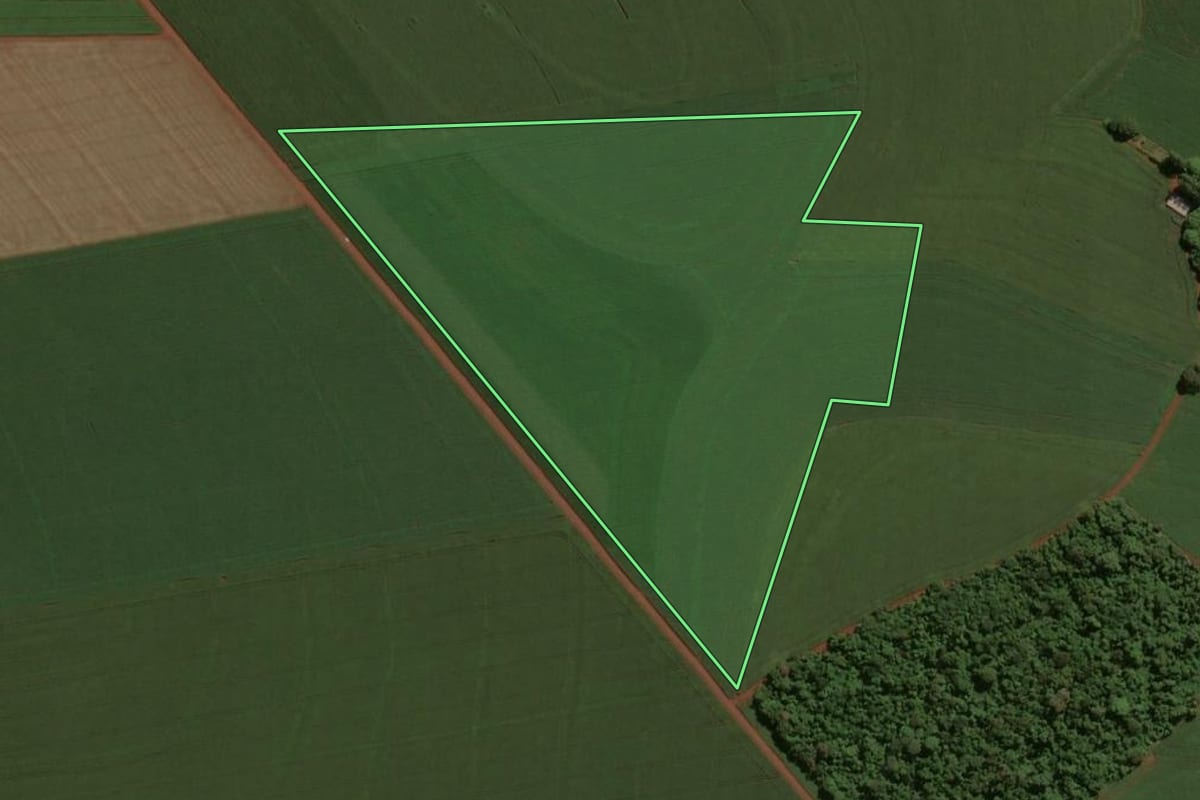 Imagem de satélite do imóvel rural em Assis Chateaubriand (PR), com o contorno declarado no CAR desenhado por cima.