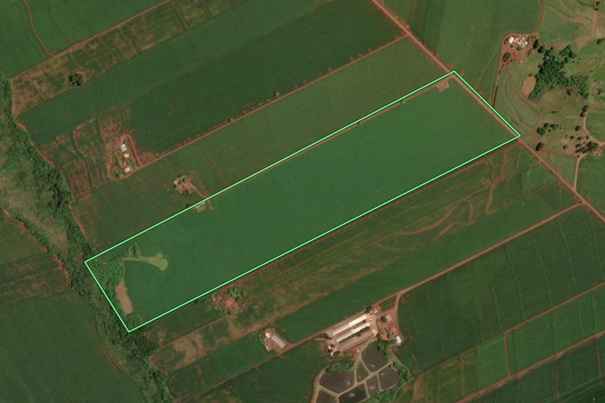 Imagem de satélite do imóvel rural em Assis Chateaubriand (PR), com o contorno declarado no CAR desenhado por cima.