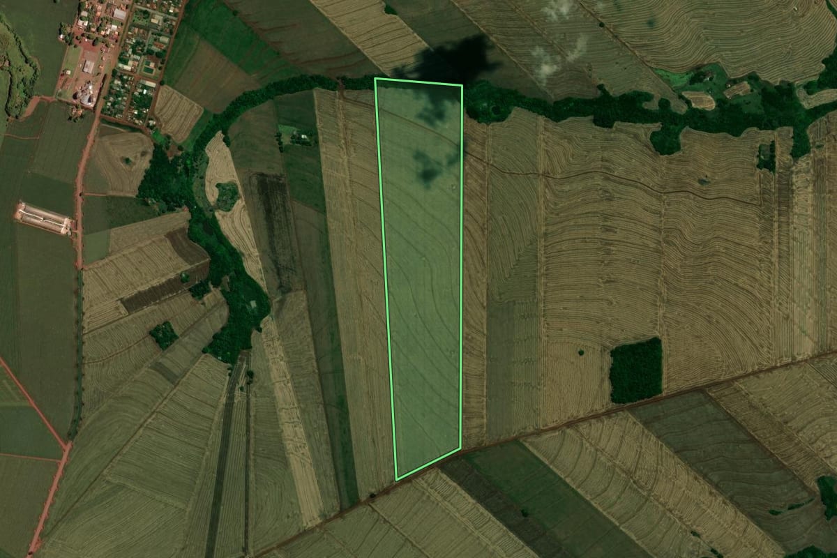 Imagem de satélite do imóvel rural em Assis Chateaubriand (PR), com o contorno declarado no CAR desenhado por cima.