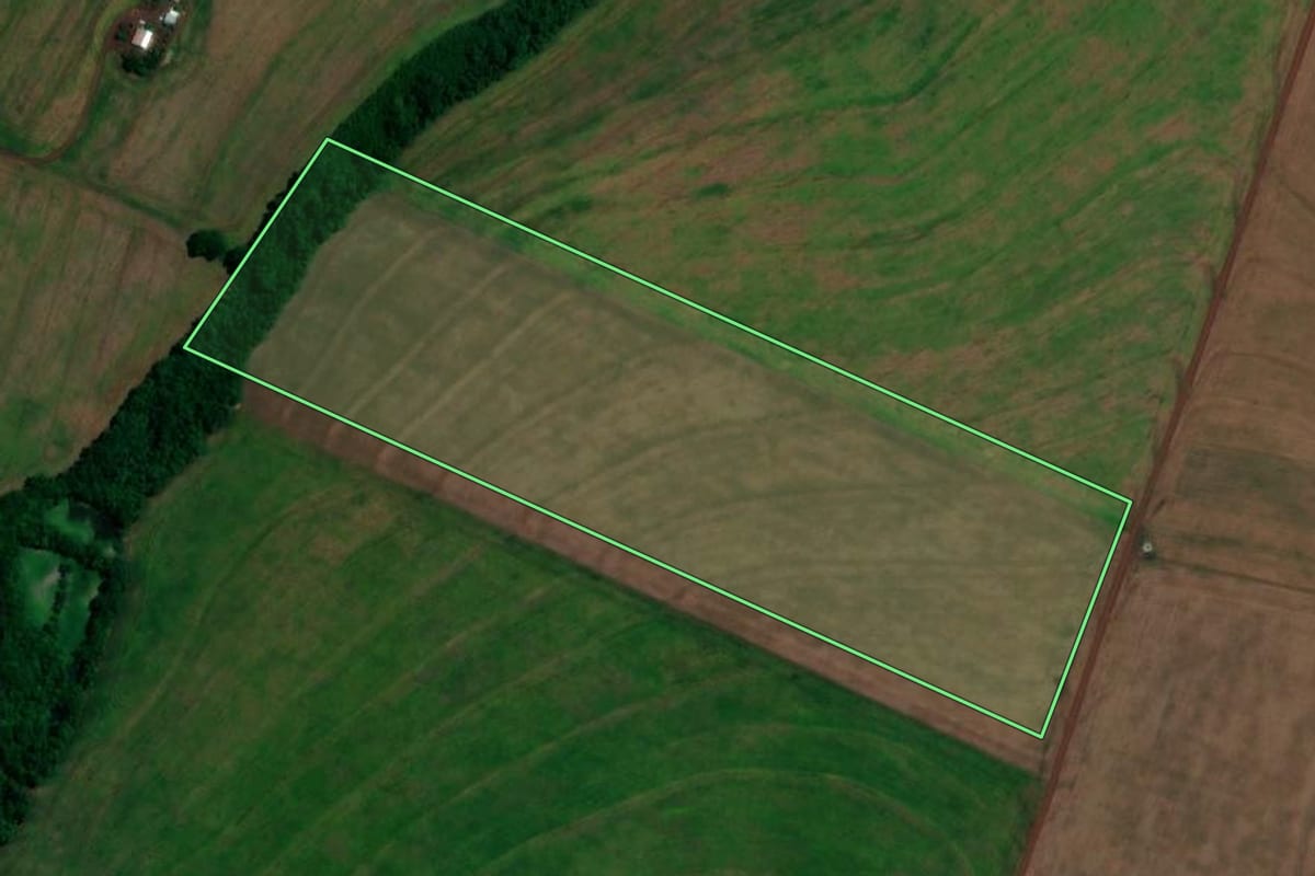 Imagem de satélite do imóvel rural em Assis Chateaubriand (PR), com o contorno declarado no CAR desenhado por cima.