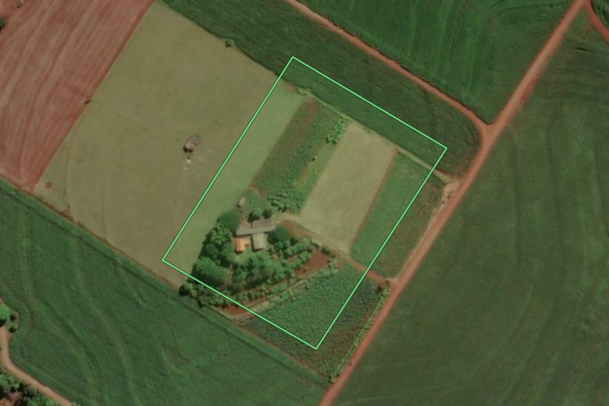 Imagem de satélite do imóvel rural em Astorga (PR), com o contorno declarado no CAR desenhado por cima.
