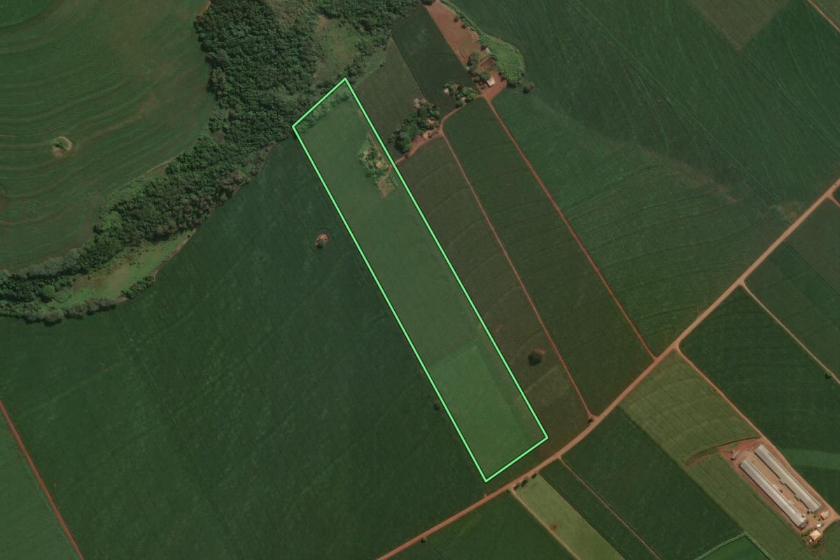 Imagem de satélite do imóvel rural em Astorga (PR), com o contorno declarado no CAR desenhado por cima.