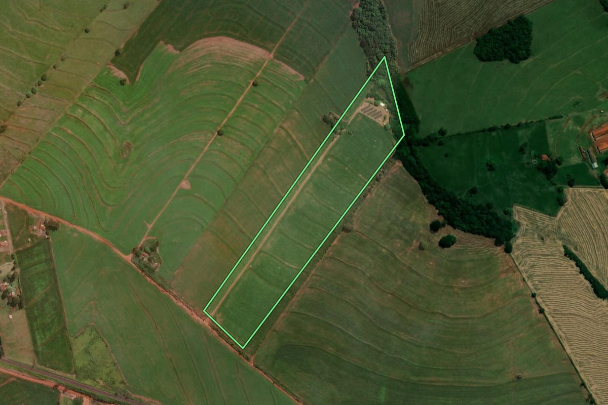 Imagem de satélite do imóvel rural em Astorga (PR), com o contorno declarado no CAR desenhado por cima.