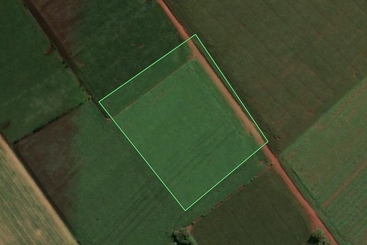 Imagem de satélite do imóvel rural em Astorga (PR), com o contorno declarado no CAR desenhado por cima.