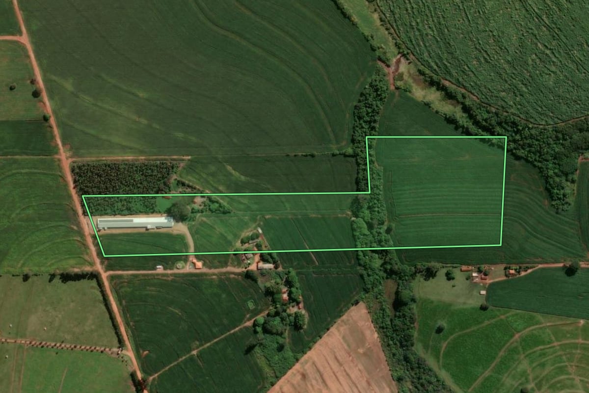 Imagem de satélite do imóvel rural em Astorga (PR), com o contorno declarado no CAR desenhado por cima.