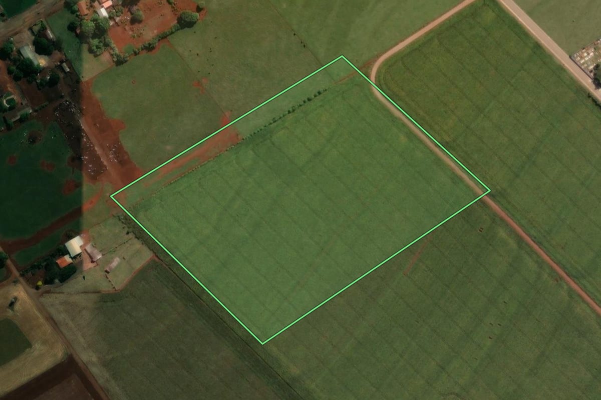 Imagem de satélite do imóvel rural em Astorga (PR), com o contorno declarado no CAR desenhado por cima.