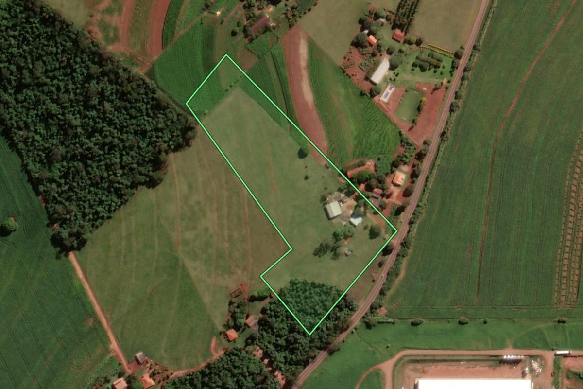 Imagem de satélite do imóvel rural em Astorga (PR), com o contorno declarado no CAR desenhado por cima.