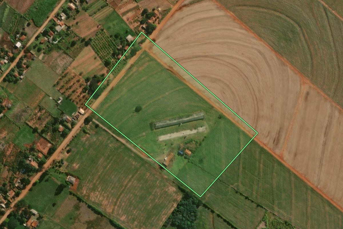 Imagem de satélite do imóvel rural em Astorga (PR), com o contorno declarado no CAR desenhado por cima.