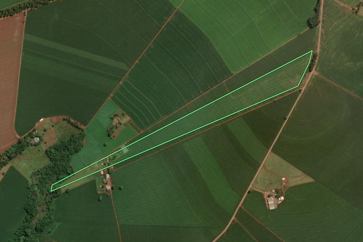 Imagem de satélite do imóvel rural em Astorga (PR), com o contorno declarado no CAR desenhado por cima.