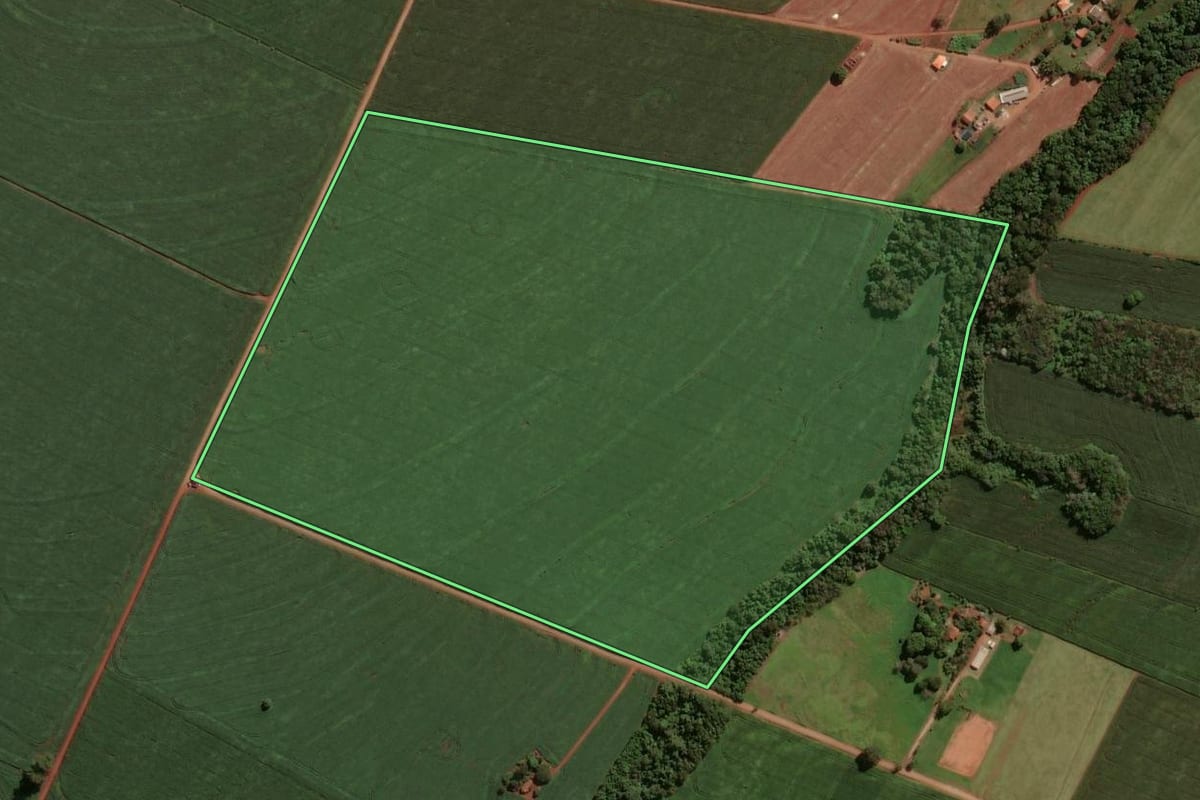 Imagem de satélite do imóvel rural em Astorga (PR), com o contorno declarado no CAR desenhado por cima.