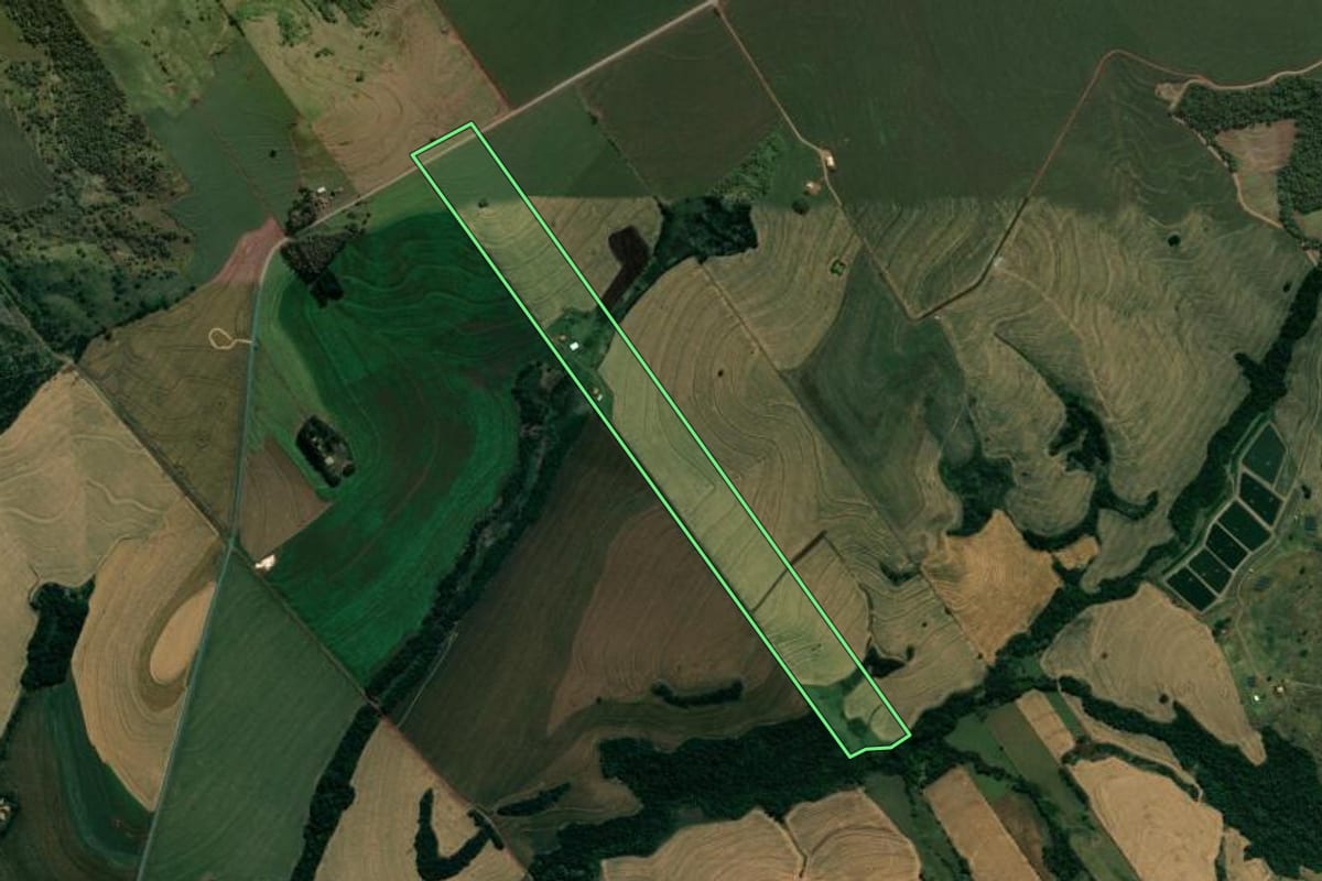 Imagem de satélite do imóvel rural em Astorga (PR), com o contorno declarado no CAR desenhado por cima.