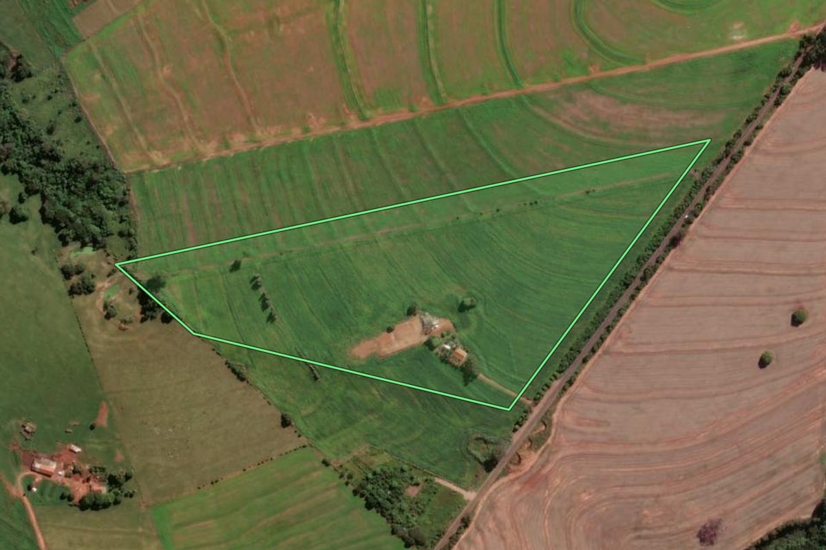 Imagem de satélite do imóvel rural em Astorga (PR), com o contorno declarado no CAR desenhado por cima.