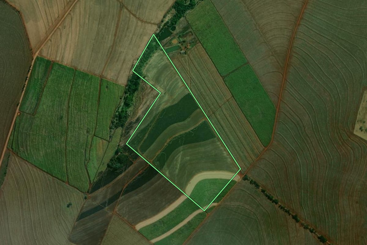 Imagem de satélite do imóvel rural em Astorga (PR), com o contorno declarado no CAR desenhado por cima.