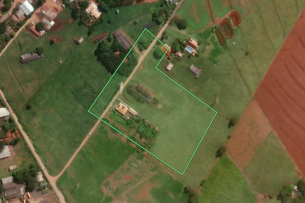 Imagem de satélite do imóvel rural em Astorga (PR), com o contorno declarado no CAR desenhado por cima.
