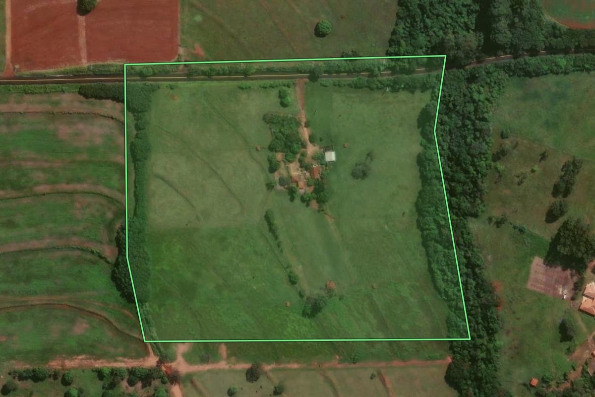 Imagem de satélite do imóvel rural em Astorga (PR), com o contorno declarado no CAR desenhado por cima.