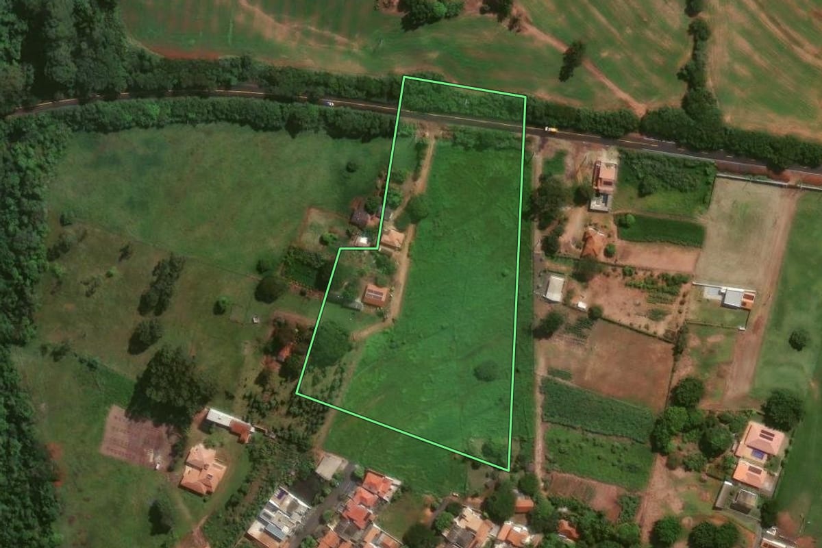 Imagem de satélite do imóvel rural em Astorga (PR), com o contorno declarado no CAR desenhado por cima.