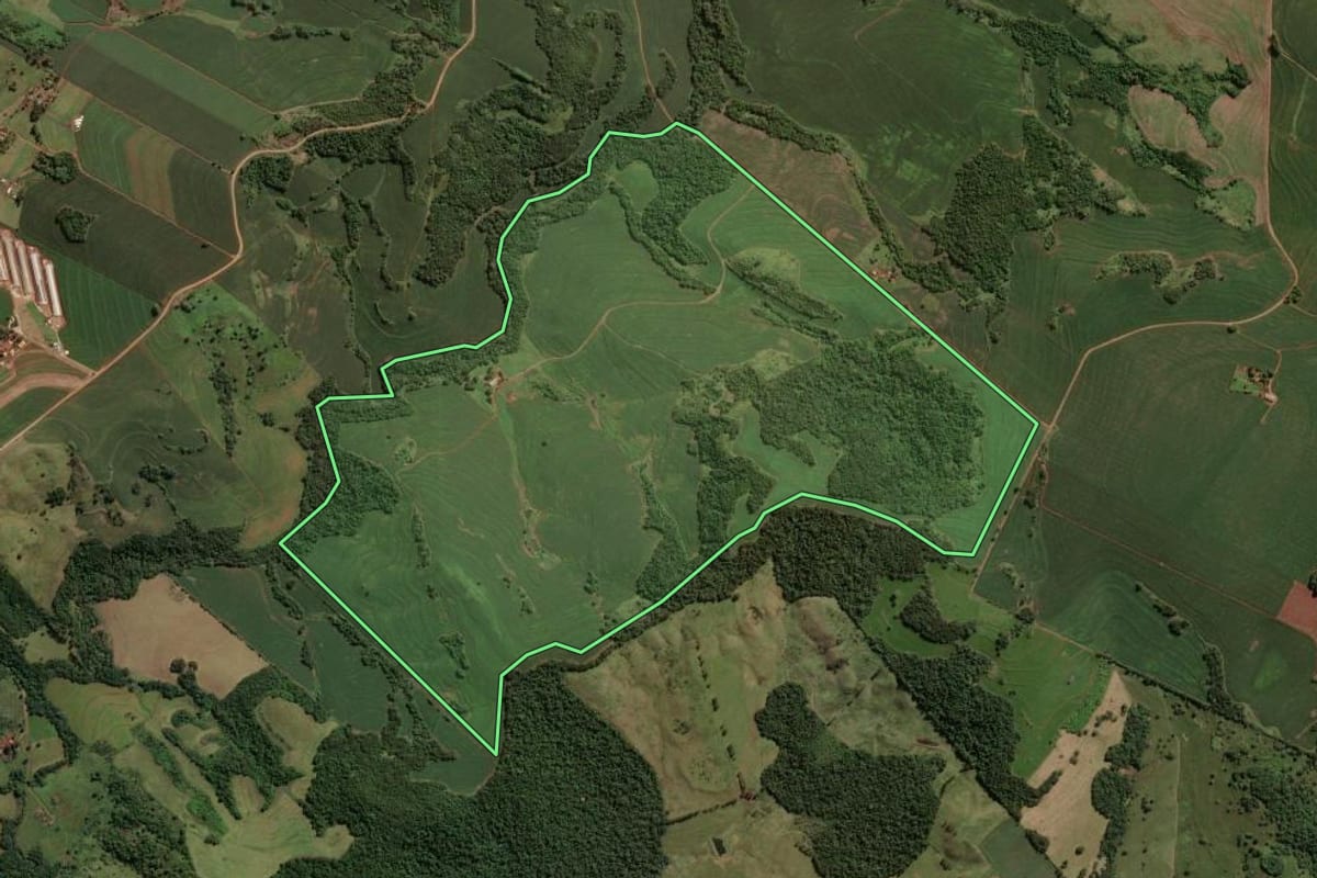 Imagem de satélite do imóvel rural em Astorga (PR), com o contorno declarado no CAR desenhado por cima.
