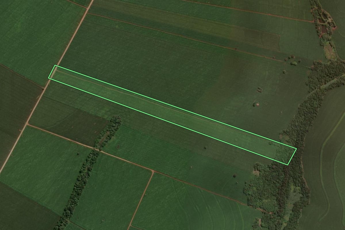 Imagem de satélite do imóvel rural em Astorga (PR), com o contorno declarado no CAR desenhado por cima.