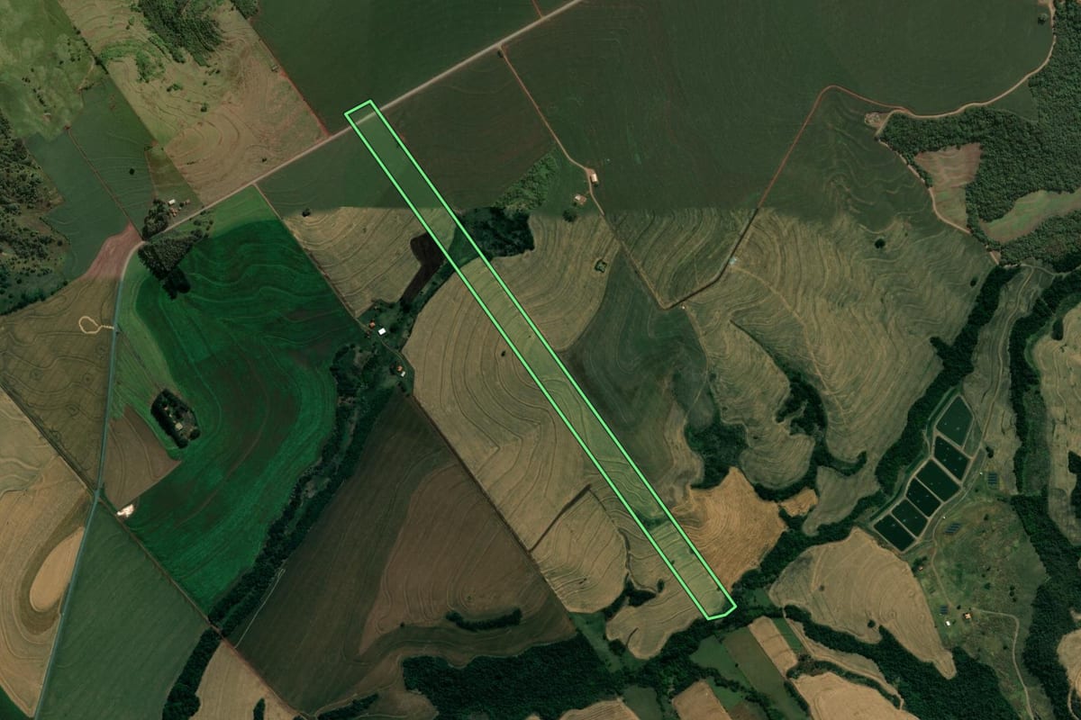 Imagem de satélite do imóvel rural em Astorga (PR), com o contorno declarado no CAR desenhado por cima.