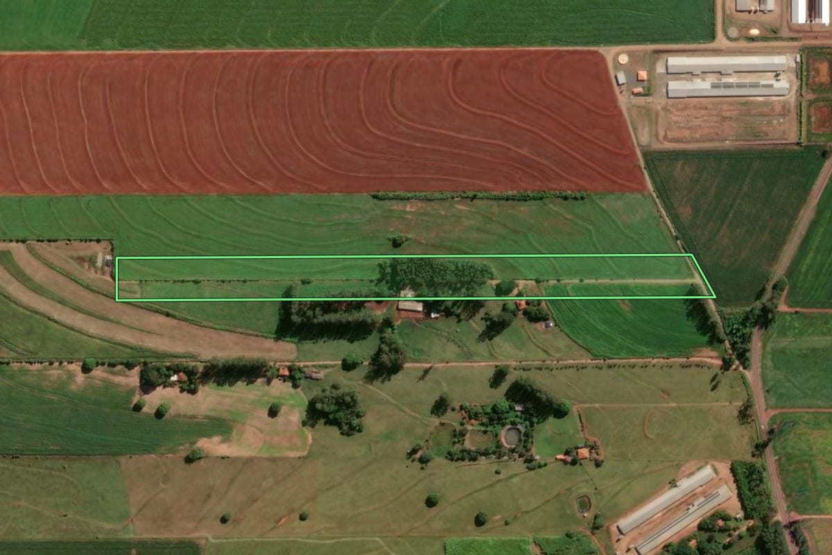 Imagem de satélite do imóvel rural em Astorga (PR), com o contorno declarado no CAR desenhado por cima.