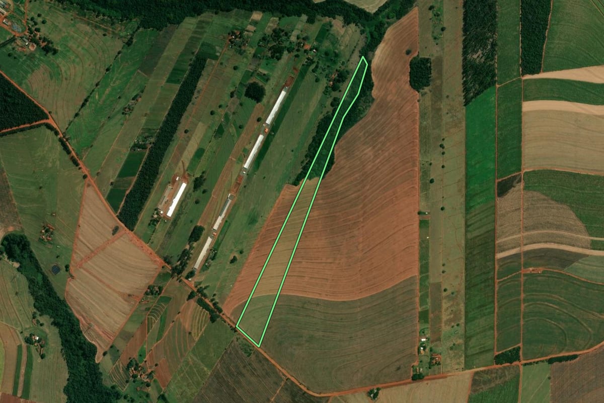 Imagem de satélite do imóvel rural em Atalaia (PR), com o contorno declarado no CAR desenhado por cima.