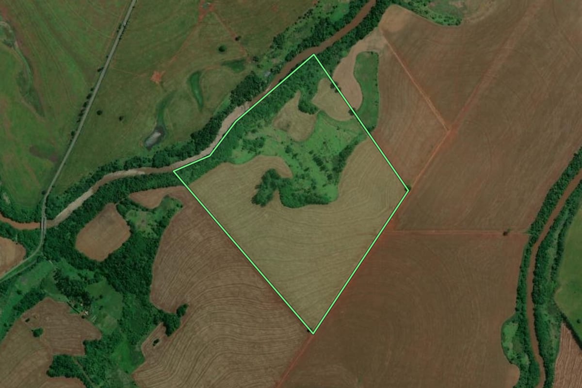 Imagem de satélite do imóvel rural em Atalaia (PR), com o contorno declarado no CAR desenhado por cima.