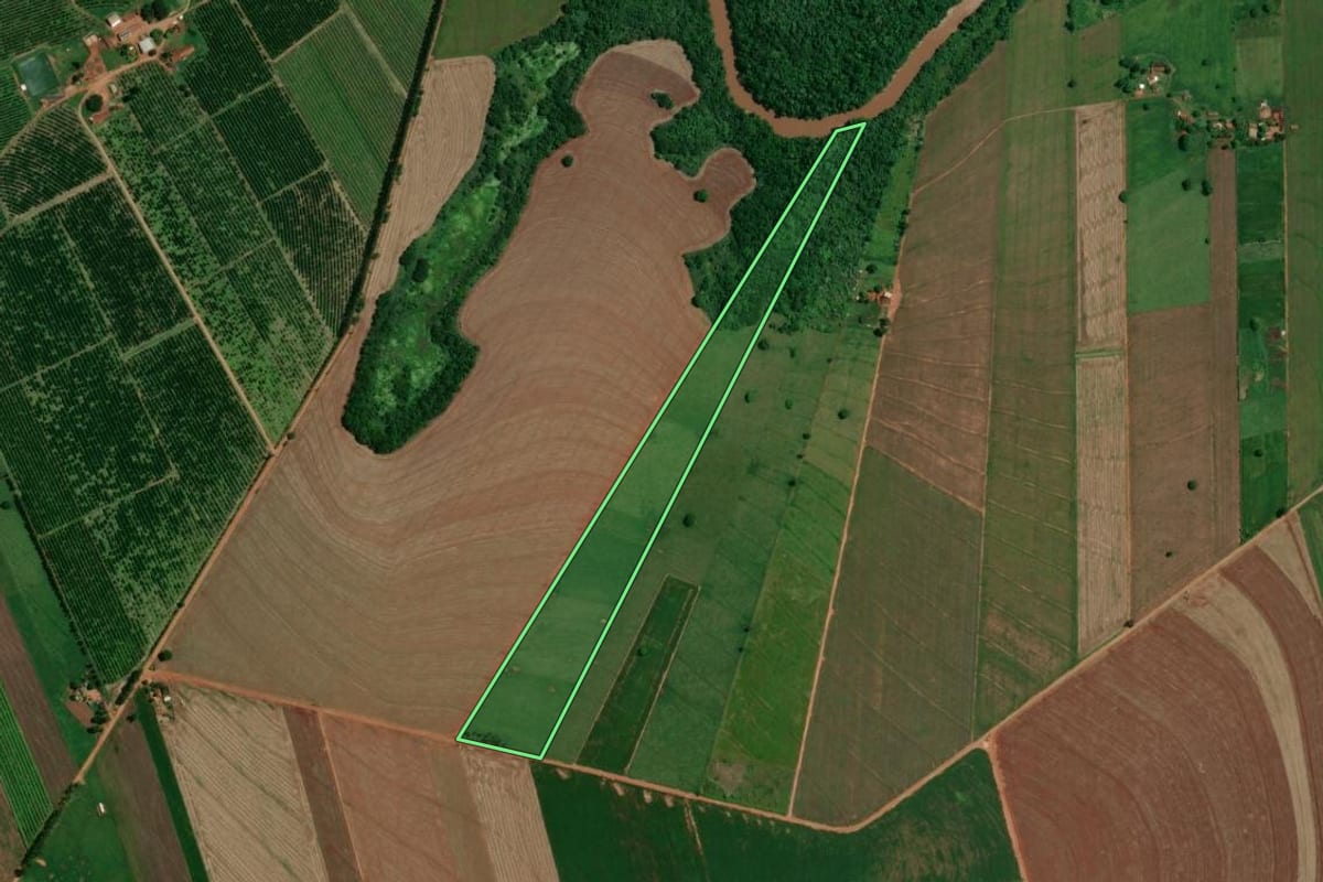 Imagem de satélite do imóvel rural em Atalaia (PR), com o contorno declarado no CAR desenhado por cima.