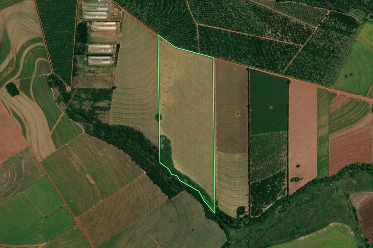 Imagem de satélite do imóvel rural em Atalaia (PR), com o contorno declarado no CAR desenhado por cima.