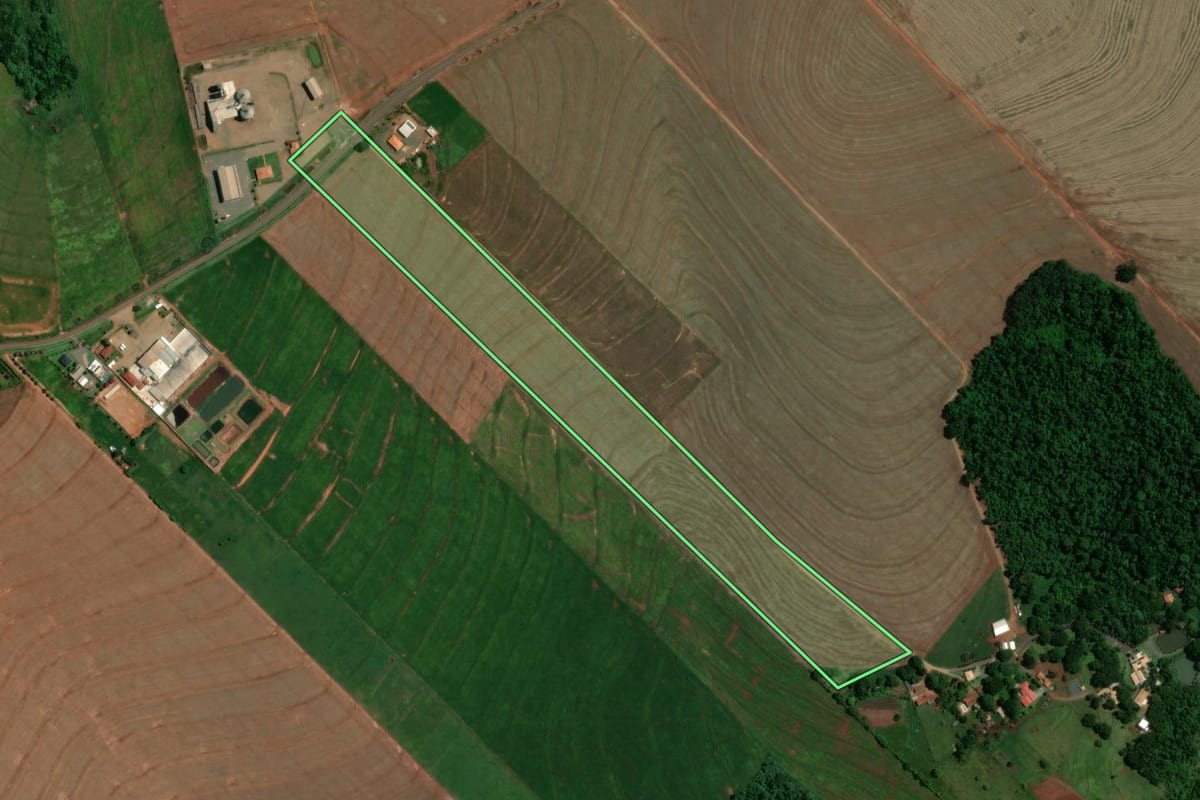 Imagem de satélite do imóvel rural em Atalaia (PR), com o contorno declarado no CAR desenhado por cima.