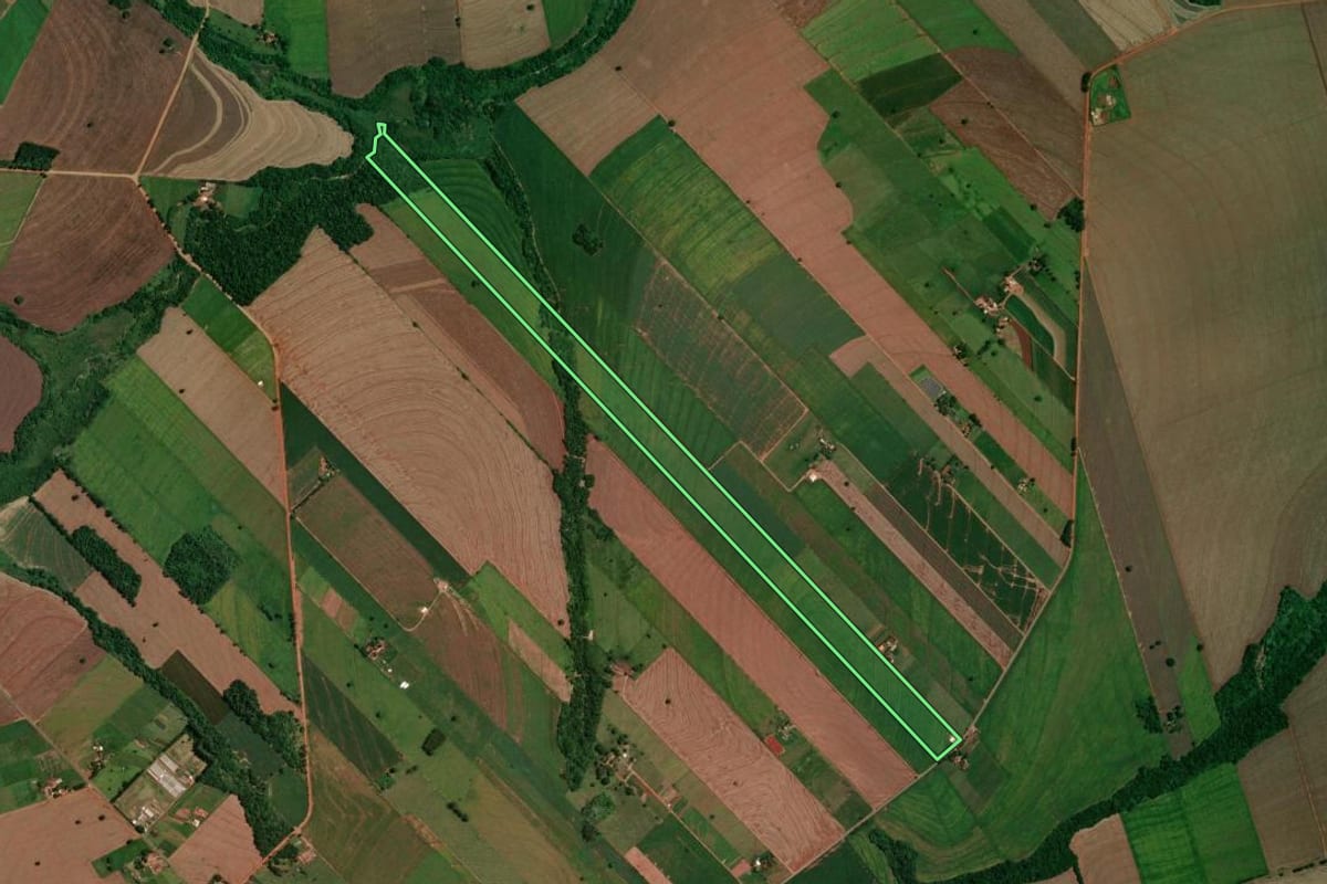 Imagem de satélite do imóvel rural em Atalaia (PR), com o contorno declarado no CAR desenhado por cima.